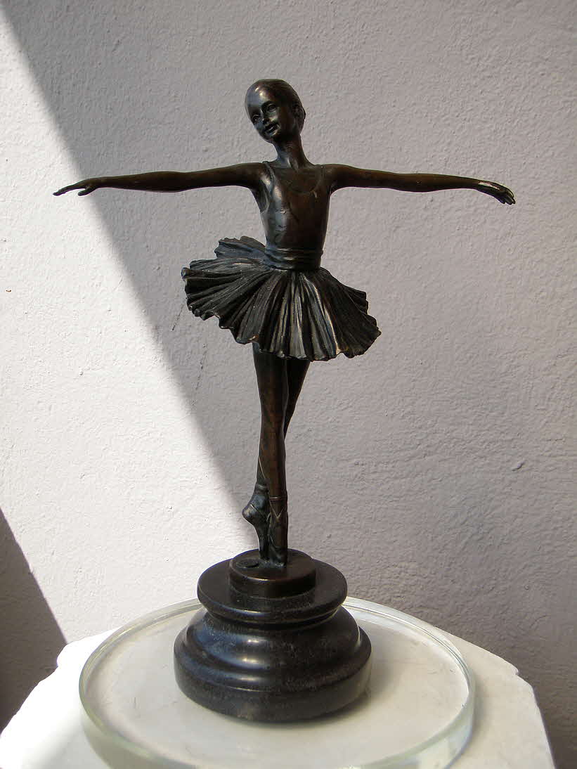 Kleine Balletttnzerin - Bronze - 30 x 22 x 10 cm - 59 € mtl./K 450 €